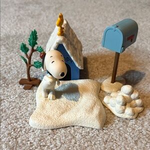 Snoopy Figurine with Doghouse and Mailbox Set